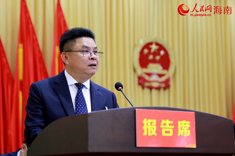 樂東黎族自治縣縣長黃文聰向大會作政府工作報告。人民網 孟凡盛攝