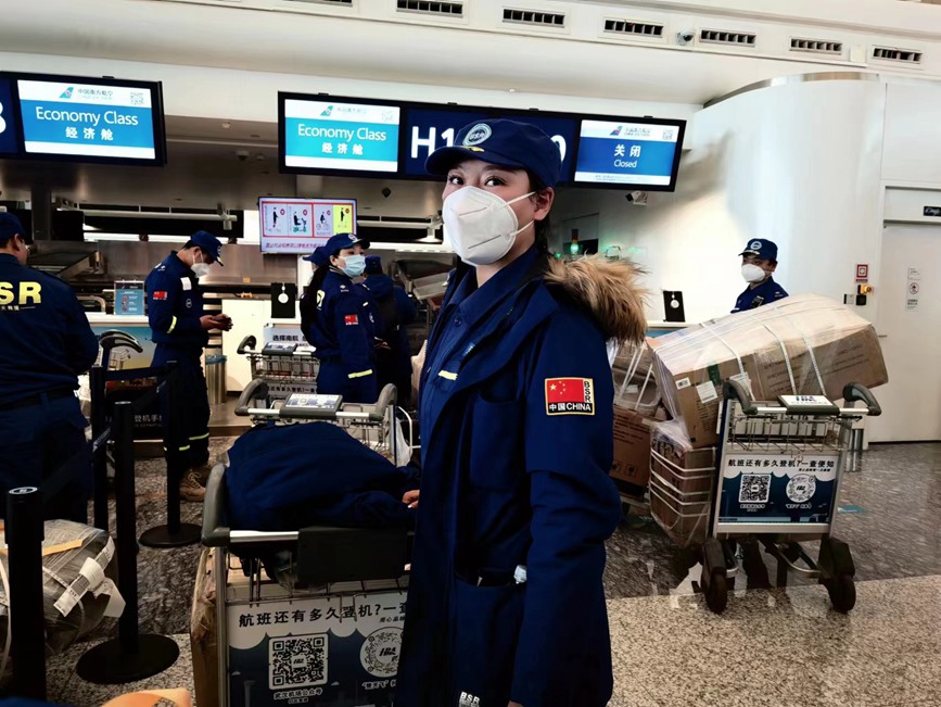 藍天救援隊隊員在辦理登機手續(xù)。海南藍天救援隊供圖