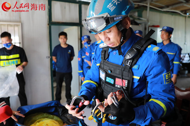 領(lǐng)隊張景泉在整理救援物品。人民網(wǎng) 孟凡盛攝