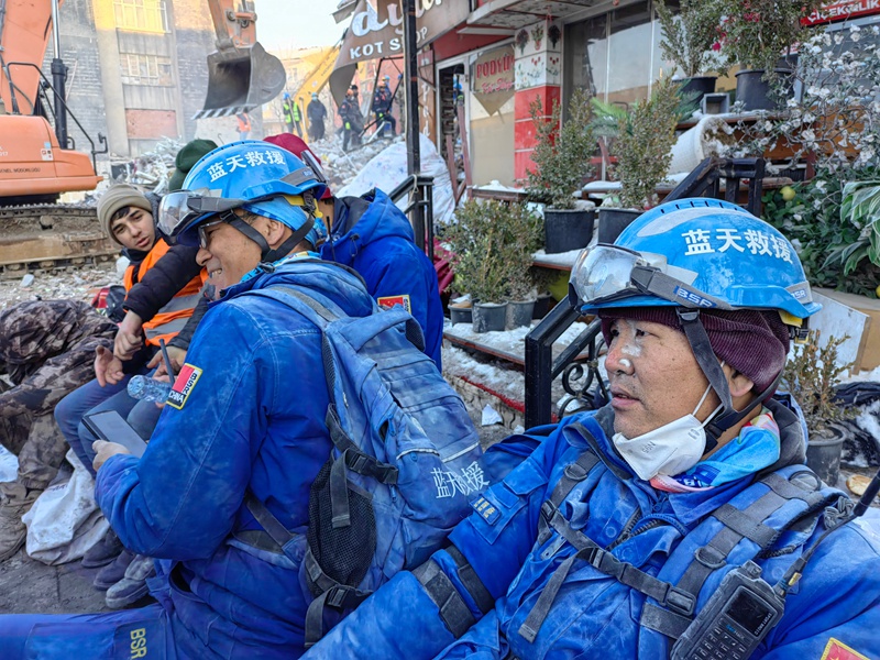 藍天救援隊在土耳其震區開展搜救。海南藍天救援隊供圖