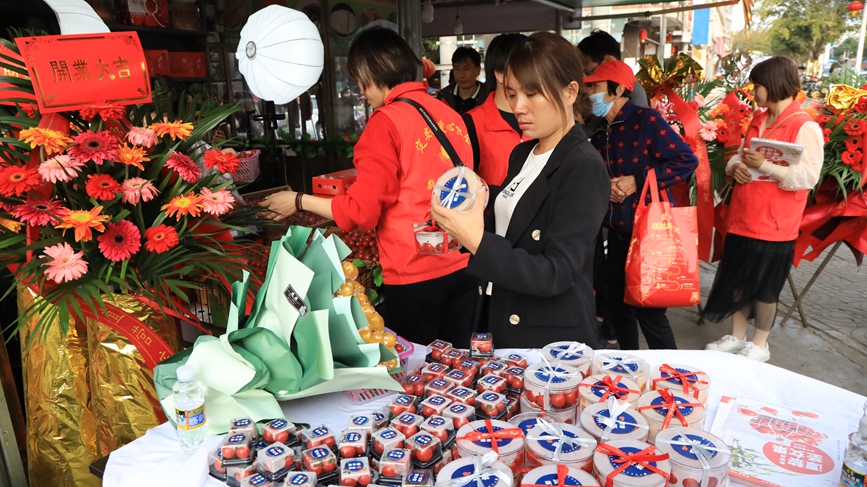 圣女果著“新裝”，吸引市民目光。胡雄飛攝