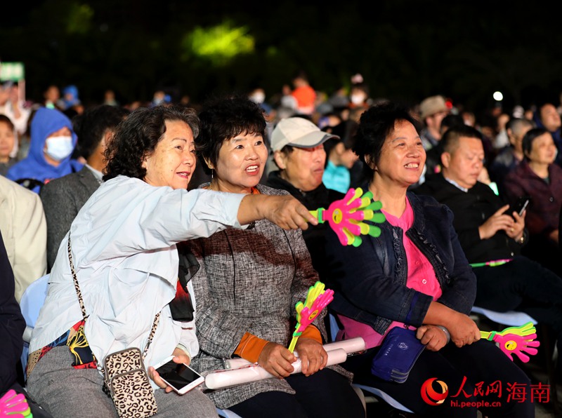 市民游客正在觀看演出。人民網(wǎng) 符武平攝