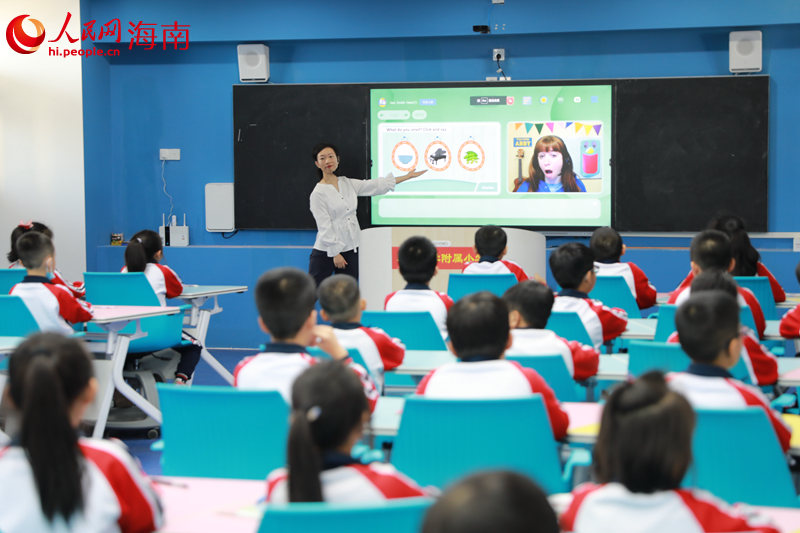 人民智課高級培訓師與線上教師互動教學。 人民網(wǎng) 孟凡盛攝