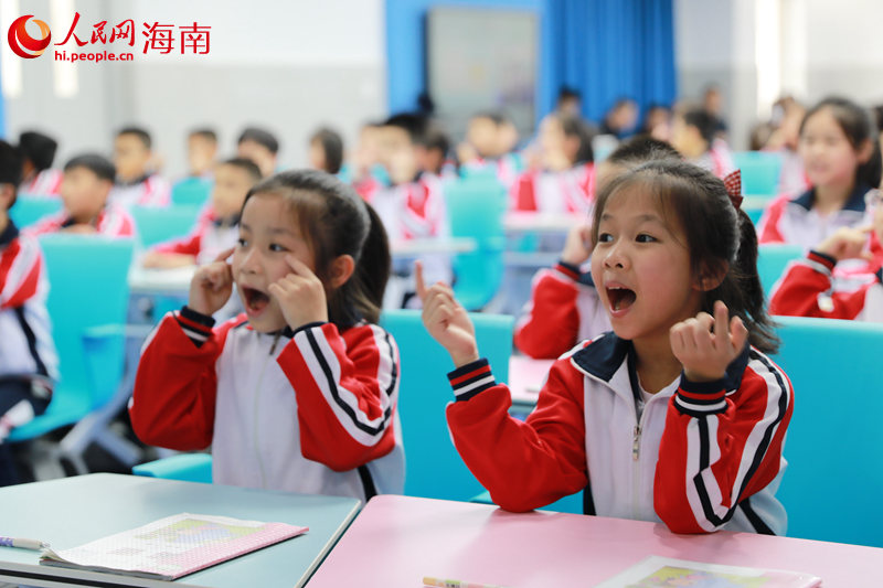 學(xué)生跟隨外教老師大聲朗讀。 人民網(wǎng) 孟凡盛攝