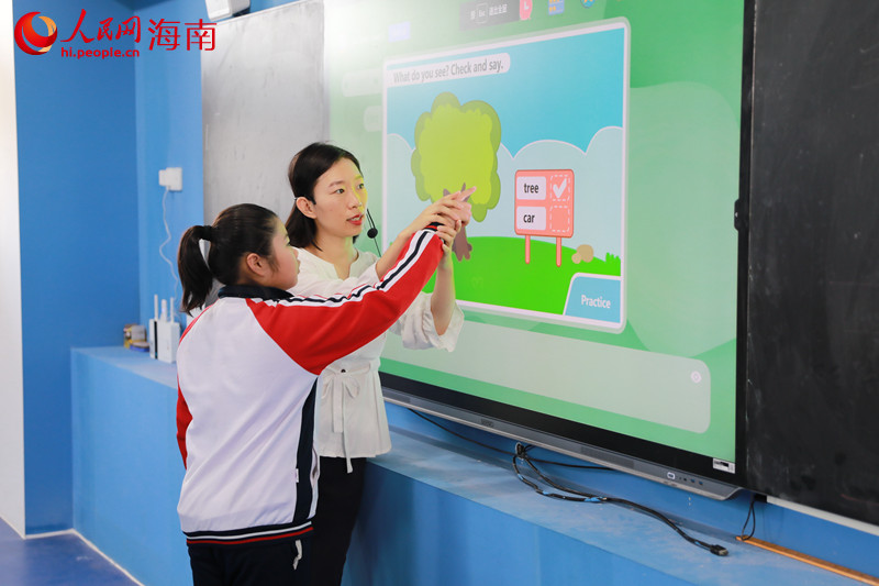 學(xué)生上臺回答外教老師提出的問題。 人民網(wǎng) 孟凡盛攝