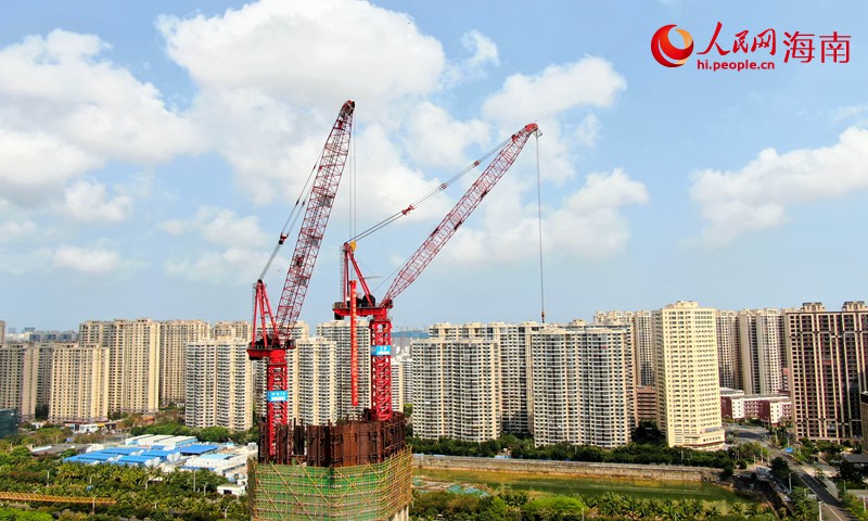 “空中造樓機(jī)”正在完成首根立柱吊裝。人民網(wǎng) 符武平攝