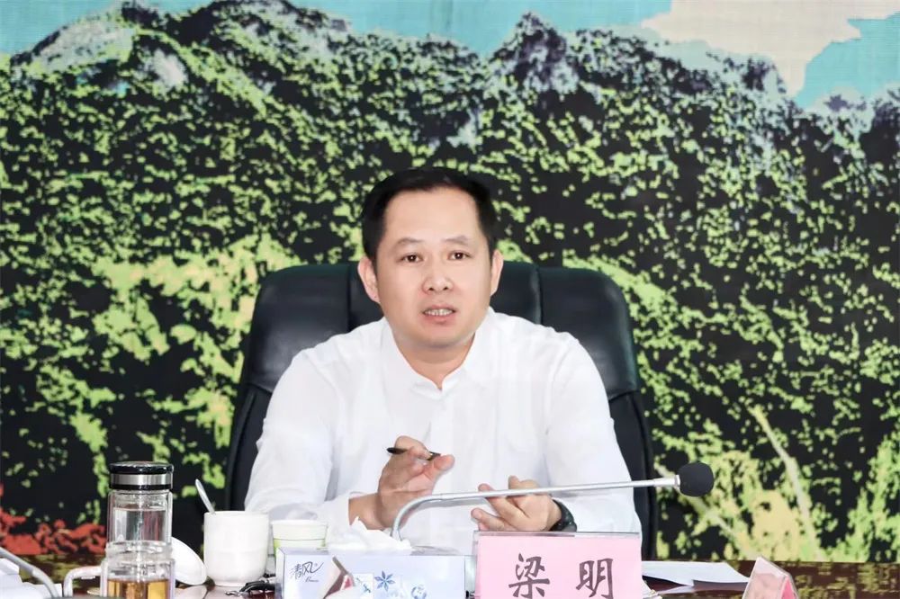 梁明主持會議。馮定坤攝