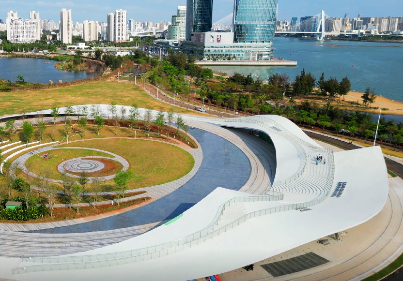海口灣“天空之山”驛站由延綿起伏的圓環屋頂構成，市民游客可沿著起伏的屋面行走，一覽濱海美景。韓錦偉攝