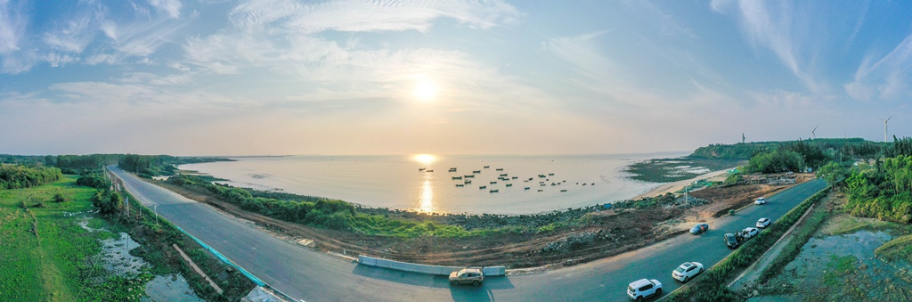 夕陽西下的峨蔓鎮(zhèn)路段。羊文彪攝
