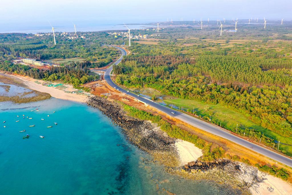 航拍位于峨蔓鎮的環島旅游公路。羊文彪攝
