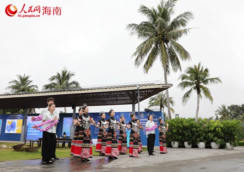 少數(shù)民族同胞載歌載舞迎接賓客。人民網(wǎng) 符武平攝