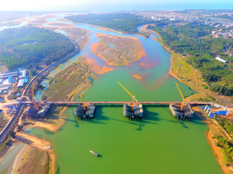 海南環島旅游公路昌江段珠碧江大橋施工現場。 海南省交通投資控股有限公司供圖