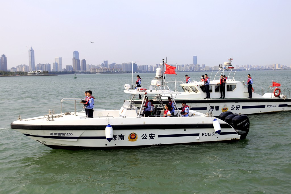 第一支隊聯(lián)合海口景山學校海甸分校開展海上祭奠英烈活動。代龍超攝