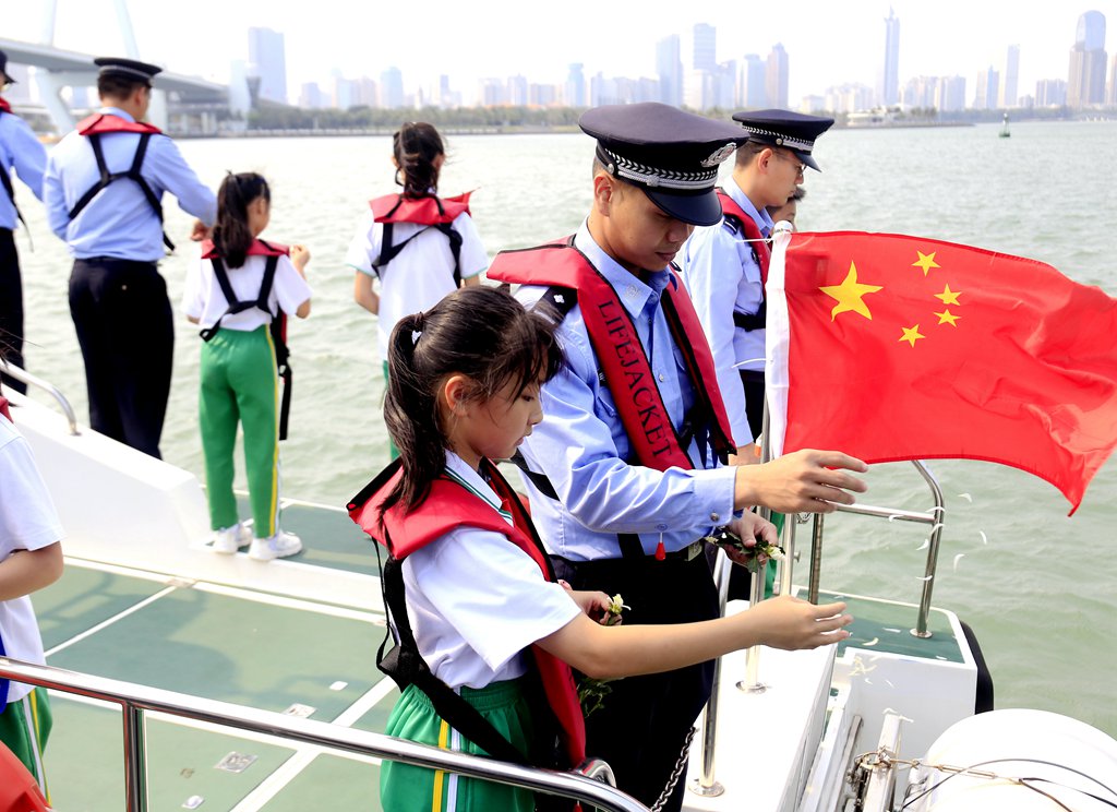 第一支隊聯合海口景山學校海甸分校開展海上祭奠英烈活動。代龍超攝