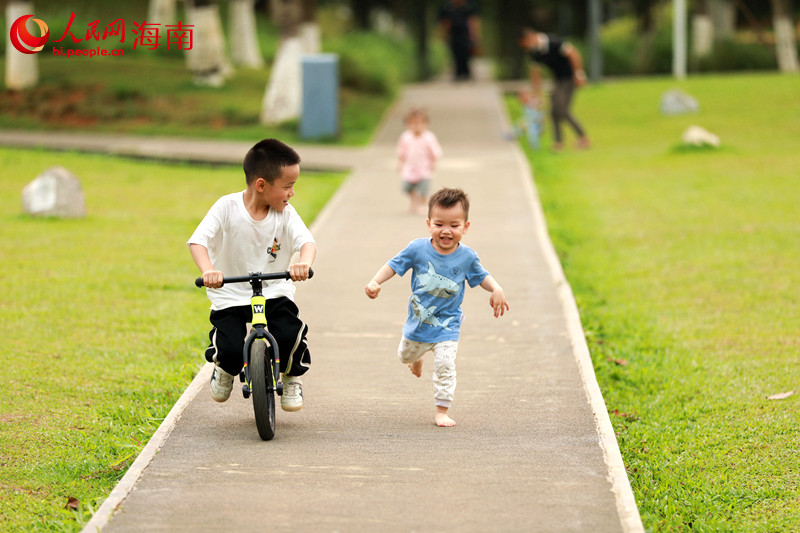 在美舍河鳳翔濕地公園內(nèi)，嬉戲玩耍的小朋友。 人民網(wǎng) 孟凡盛攝