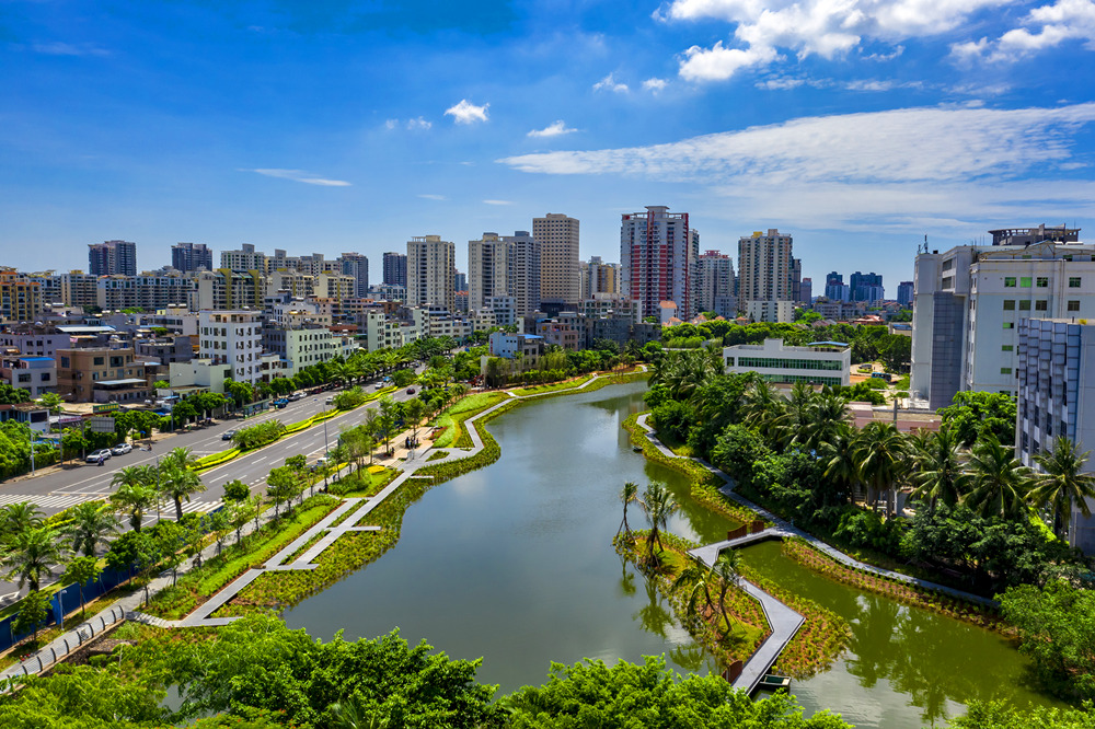 經過3年的綜合治理，海口市美蘭區海甸島鴨尾溪公園重煥新顏，于2019年向市民開放。
