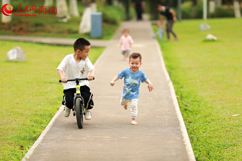 在美舍河鳳翔濕地公園內(nèi)，嬉戲玩耍的小朋友。 人民網(wǎng) 孟凡盛攝