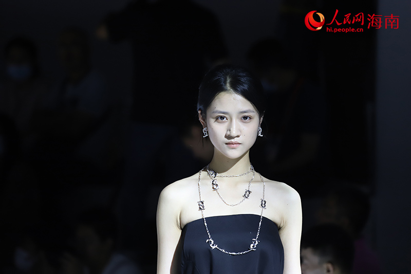 時尚服飾在現(xiàn)場精彩呈現(xiàn)。人民網(wǎng) 牛良玉攝