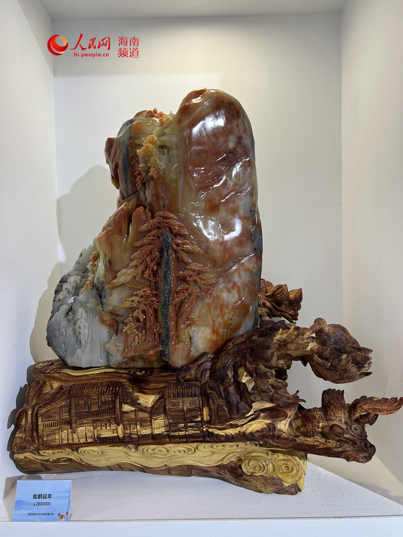 消博會(huì)海南館展出的昌江玉工藝品。人民網(wǎng) 李學(xué)山攝