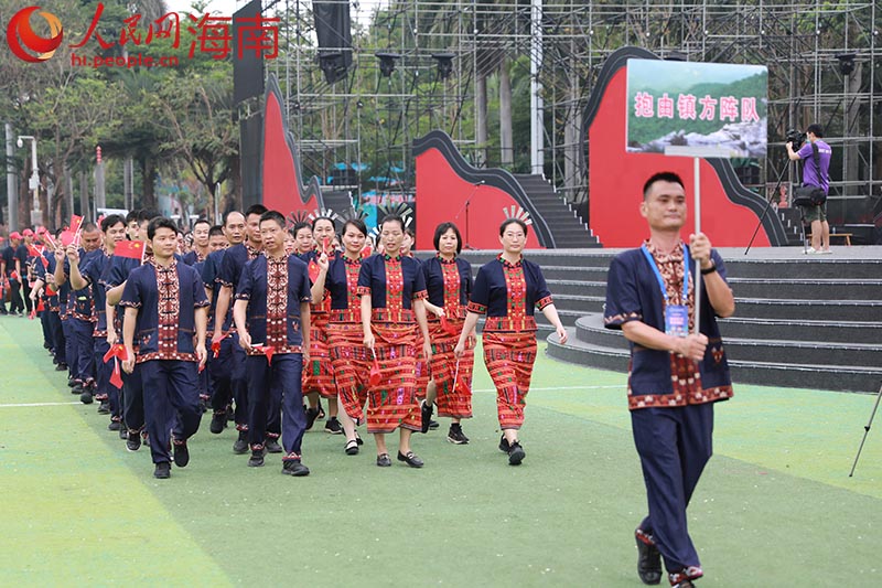 抱由鎮(zhèn)方陣隊。人民網(wǎng) 孟凡盛攝