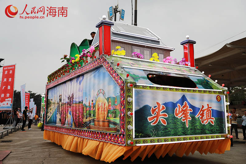 尖峰鎮(zhèn)花車。人民網(wǎng) 孟凡盛攝