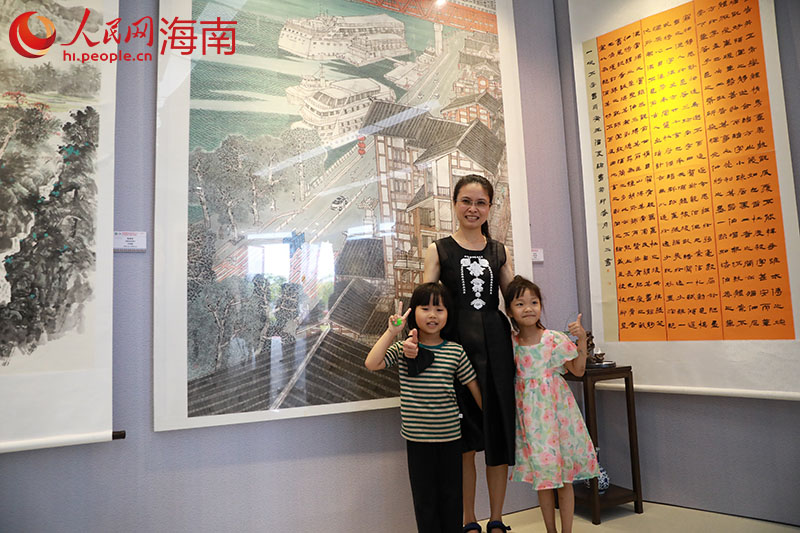 畫家陳圣琴與她的作品《新風貌》。人民網(wǎng) 孟凡盛攝