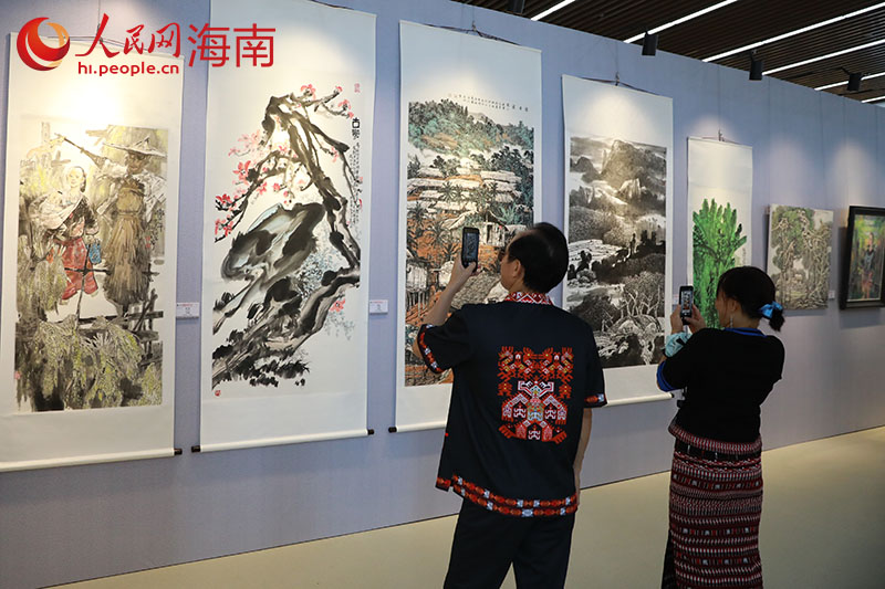 市民拿起手機拍照。人民網(wǎng) 孟凡盛攝