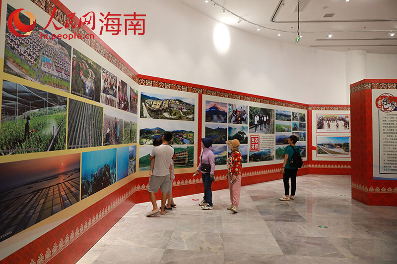 市民觀看海南少數(shù)民族地區(qū)經(jīng)濟(jì)社會(huì)發(fā)展成就展。 人民網(wǎng) 孟凡盛攝