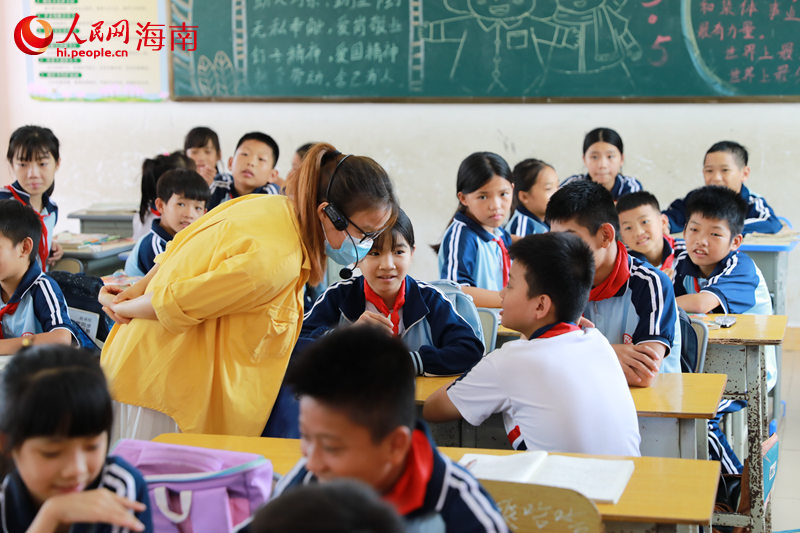 在臨高縣新盈中心學校，老師與學生們互動。 人民網 孟凡盛攝