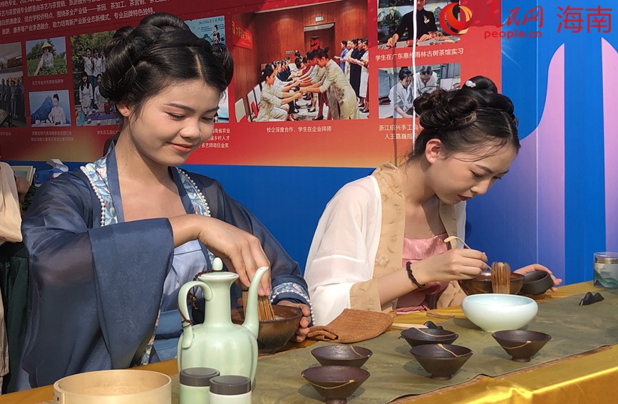 學生們正在進行茶藝展示。人民網(wǎng) 宋彤桐攝