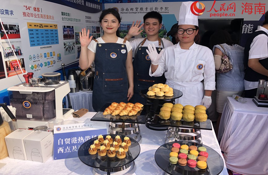 學生們制作精美西點。人民網 宋彤桐攝