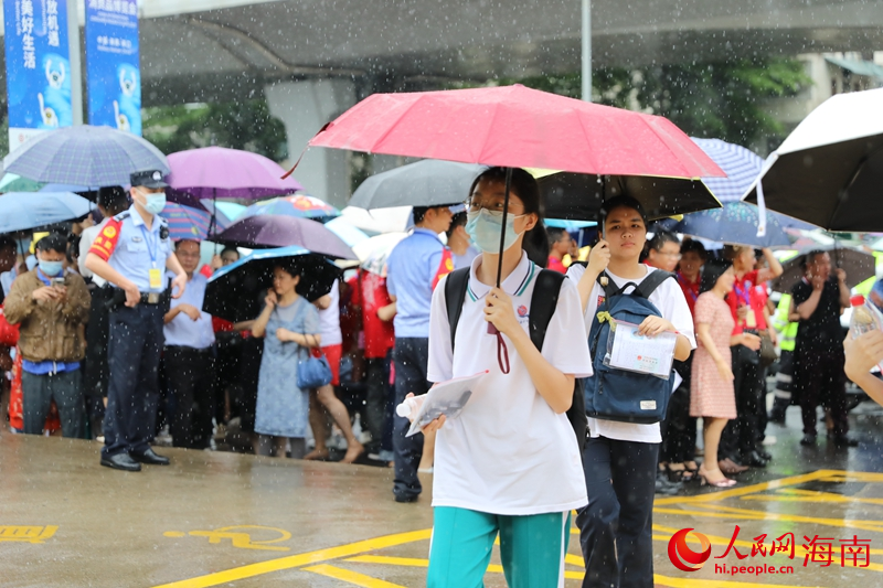 6月7日，海南華僑中學(xué)（高中部）考點(diǎn)，學(xué)子冒雨奔赴考場(chǎng)。人民網(wǎng)記者 孟凡盛攝