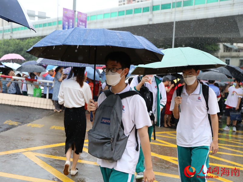 6月7日，海南華僑中學(xué)（高中部）考點(diǎn)，在家長的陪伴下，一個(gè)個(gè)學(xué)子奔赴考場。人民網(wǎng)記者 孟凡盛攝
