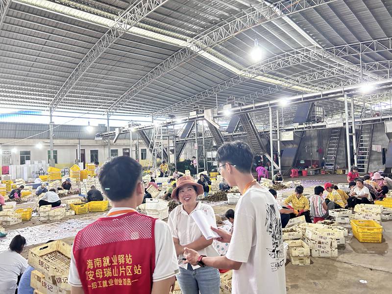 就業驛站工作人員上門溝通用工情況。海南人才集團供圖