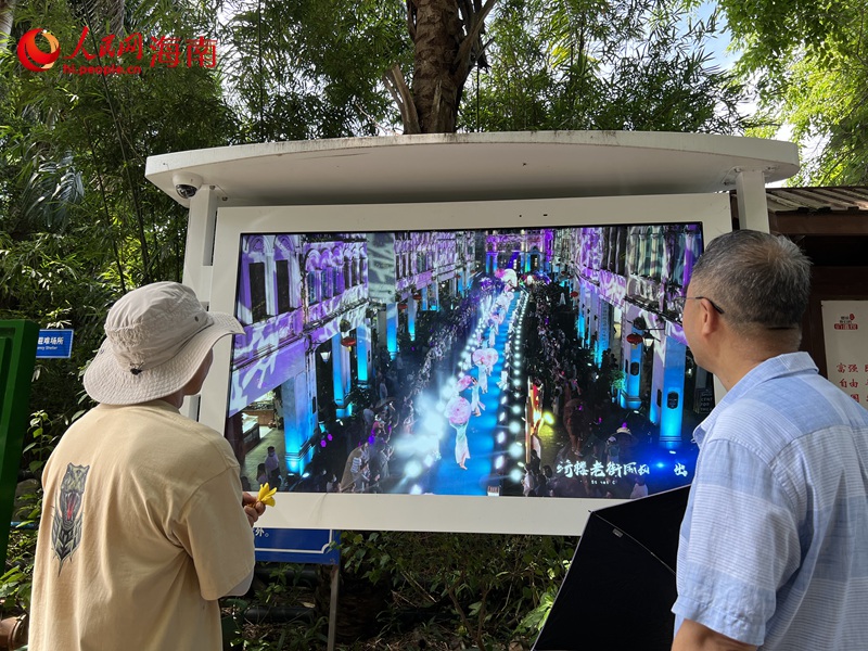 市民在觀看龍華區(qū)文明城市創(chuàng)建智慧宣傳屏。人民網(wǎng)記者 李學(xué)山攝