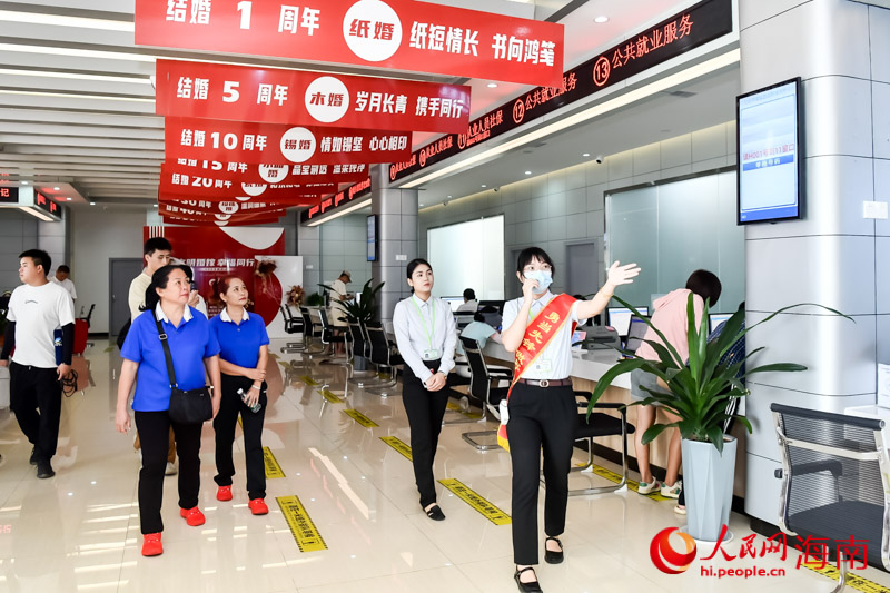 政務服務觀察員在大廳了解相關情況并提出建議。人民網 牛良玉攝