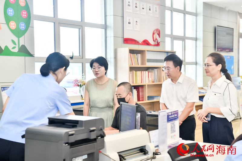 相關負責人在大廳走訪，了解辦件情況。人民網 牛良玉攝