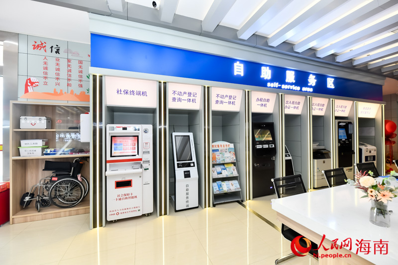 自助設備、便民藥箱，常用藥、應急藥等一應俱全。人民網 牛良玉攝