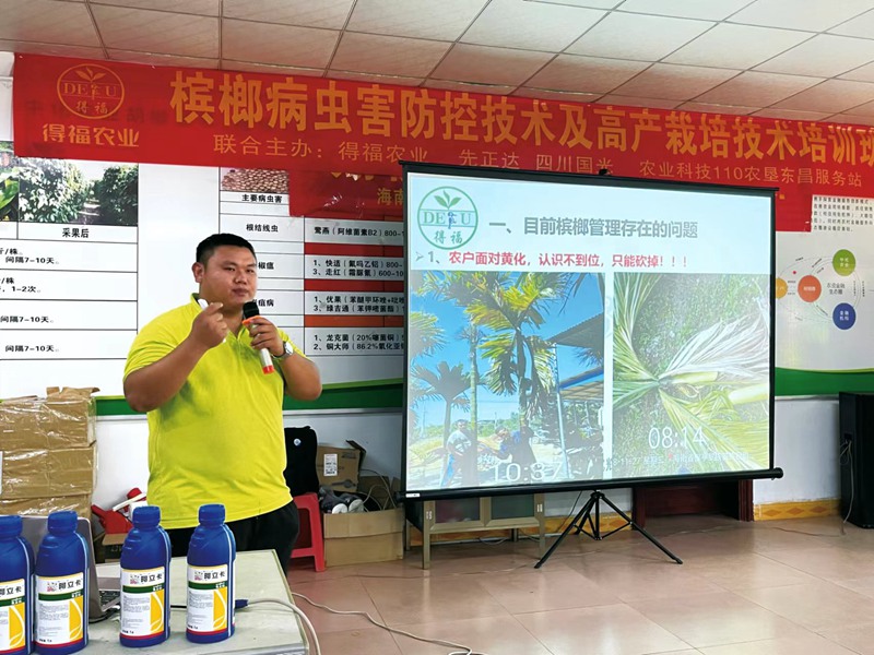 工作中的寧熊濤（左）。受訪人供圖