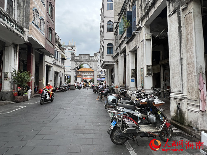 新民西路上的“飛線”充電現象。人民網記者 李學山攝