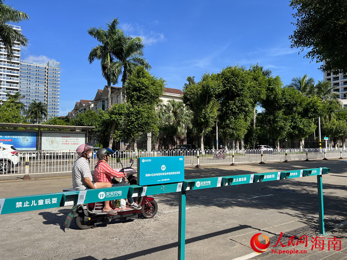 海口市南沙路上的電動自行車共享充電樁。人民網記者 李學山攝