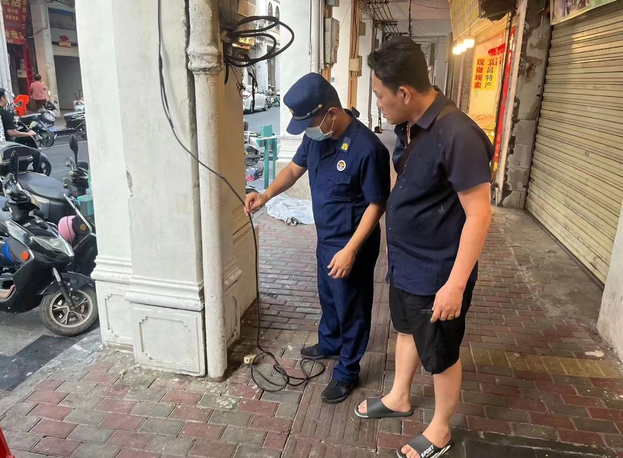 中山街道辦事處應急辦工作人員和社區工作人員在現場檢查“飛線”充電現象。中山街道辦事處供圖