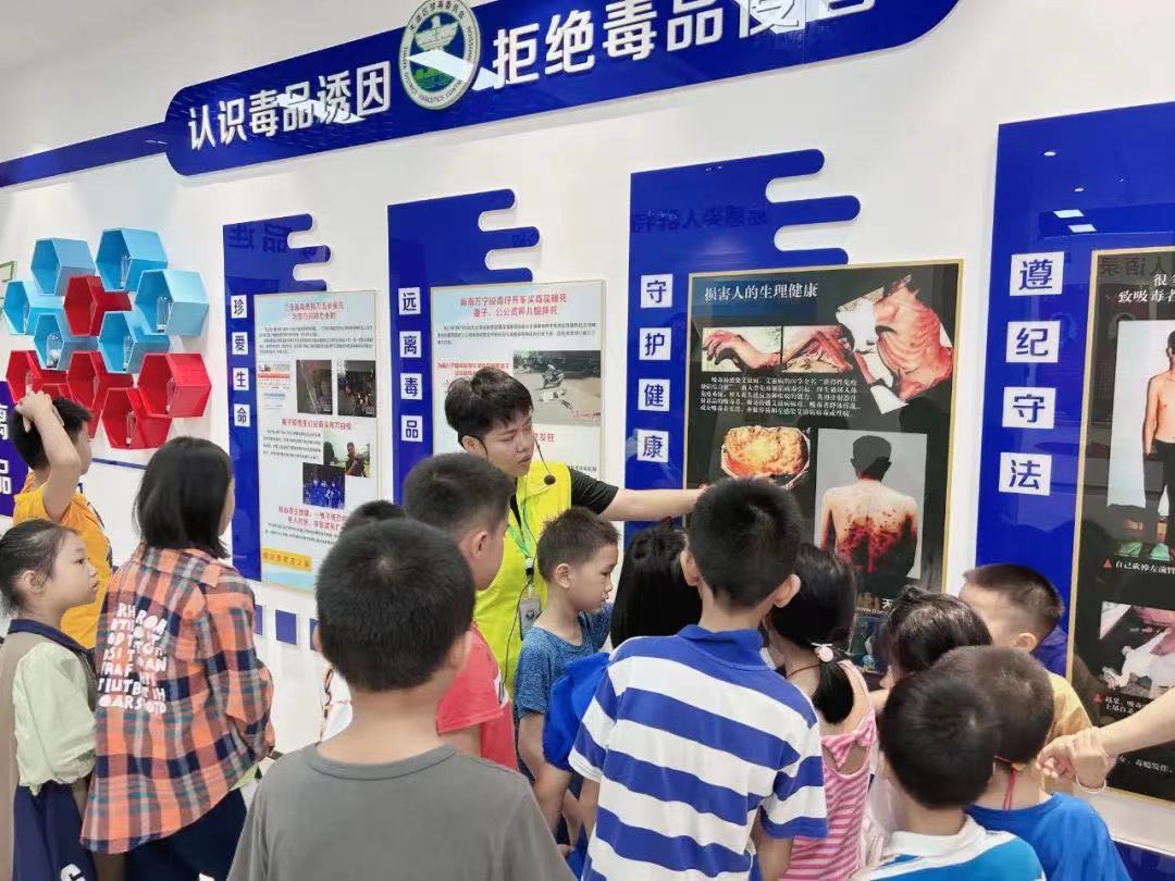 2023年，三亞市天涯區(qū)開展禁毒流動(dòng)課堂活動(dòng)100余場。天涯區(qū)禁毒委供圖