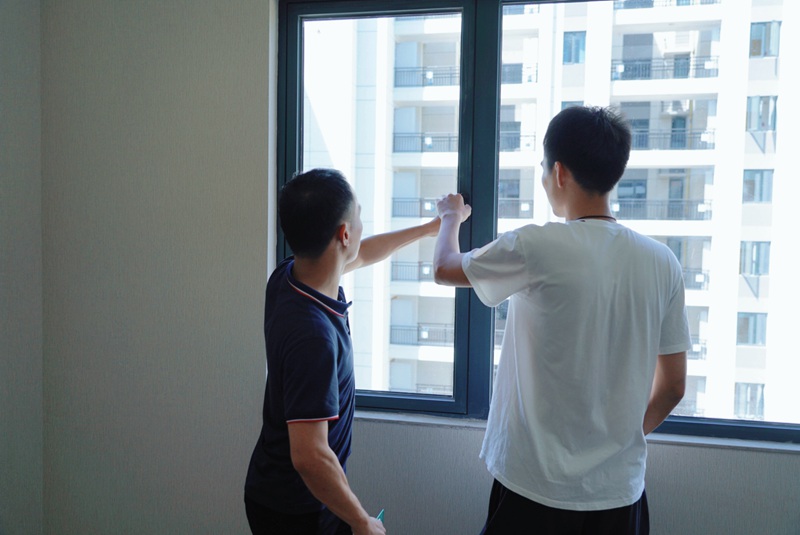 小區業主查驗房屋。
