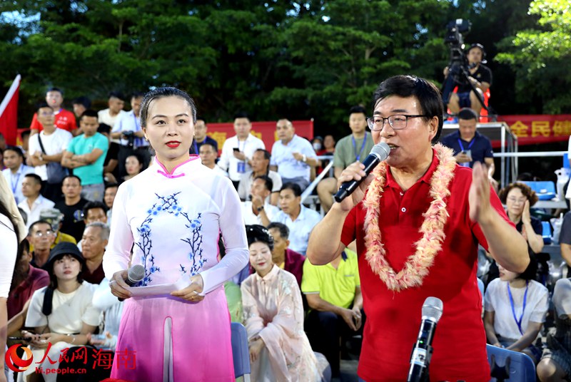解說員韓喬生現身現場，給大家帶來了專業精彩的賽事解說。人民網記者 符武平攝