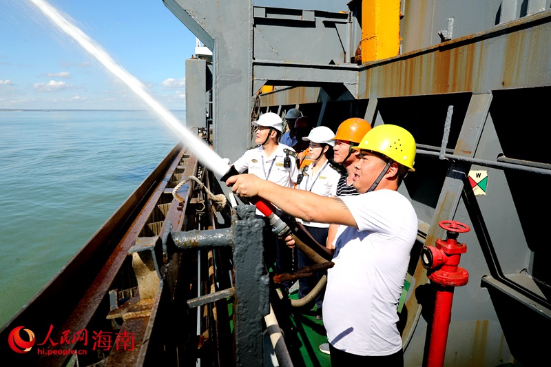 洋浦海事局小鏟灘海巡執法大隊隊員正在檢查船上設施。人民網記者 符武平攝