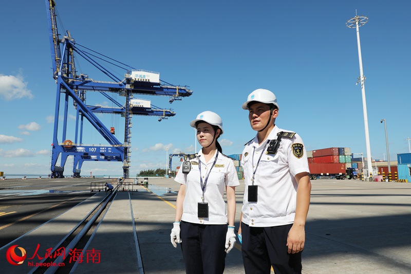 洋浦海事局小鏟灘海巡執法大隊隊員正在執勤。人民網記者 符武平攝
