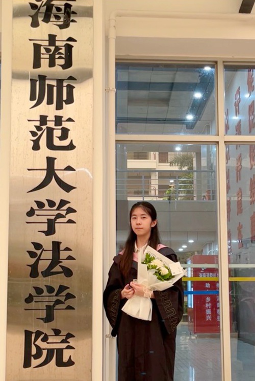 周筱飛的畢業照。受訪人供圖