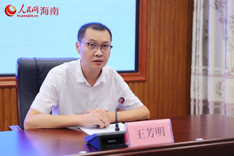 瓊中黎族苗族自治縣旅游和文化廣電體育局黨組成員、副局長王芳明。 人民網記者 孟凡盛攝