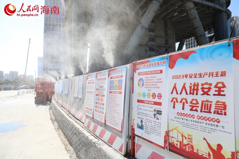 在工地上，使用噴淋進行降溫降塵。人民網記者 孟凡盛攝